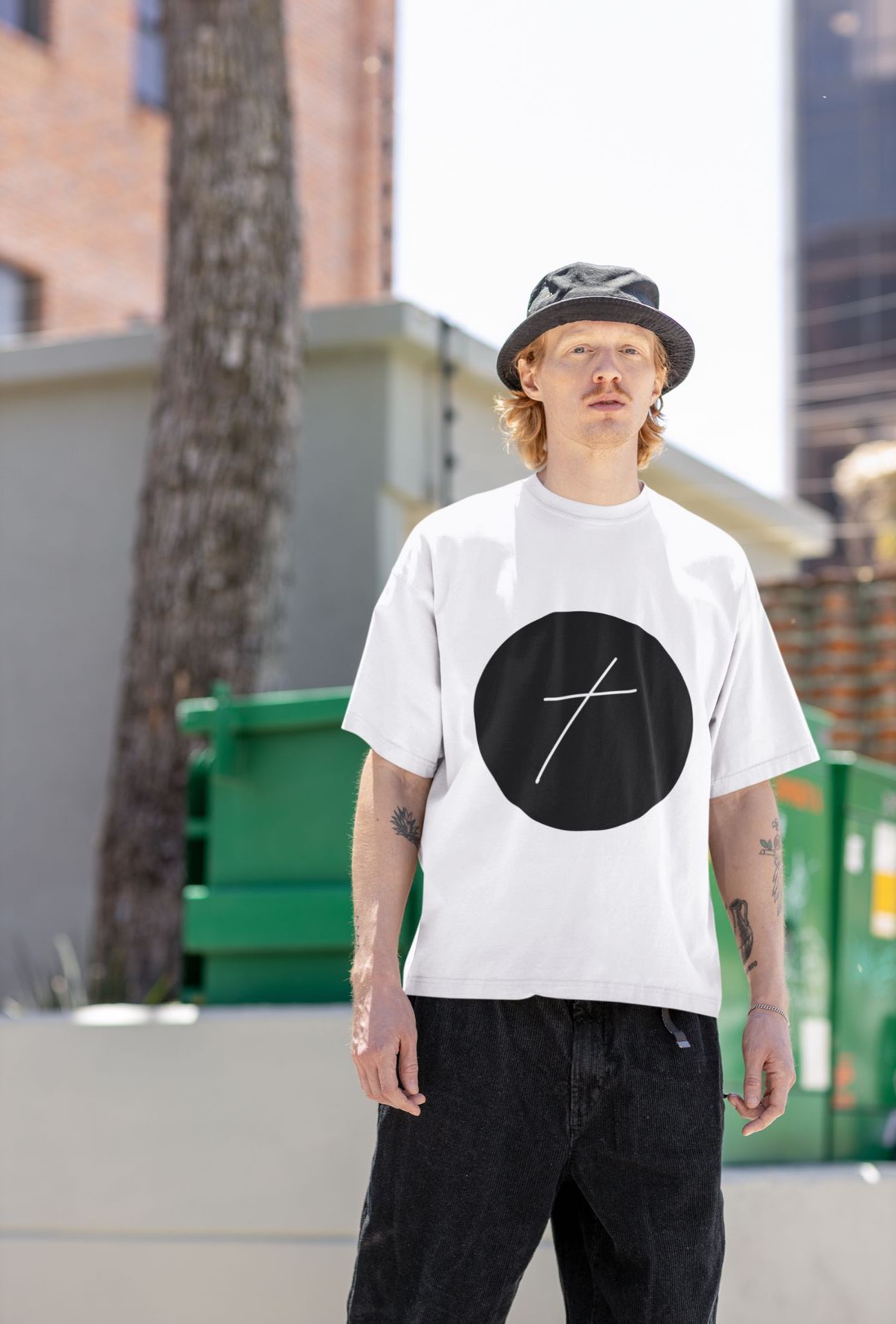 Lookbook photos and site photos (1920 x 1300 px) - Faith on Cotton - The cross of Jesus Christ | Large Cross | oversized fit t-shirt - Unisex - Organic - 100% Cotton - White 1